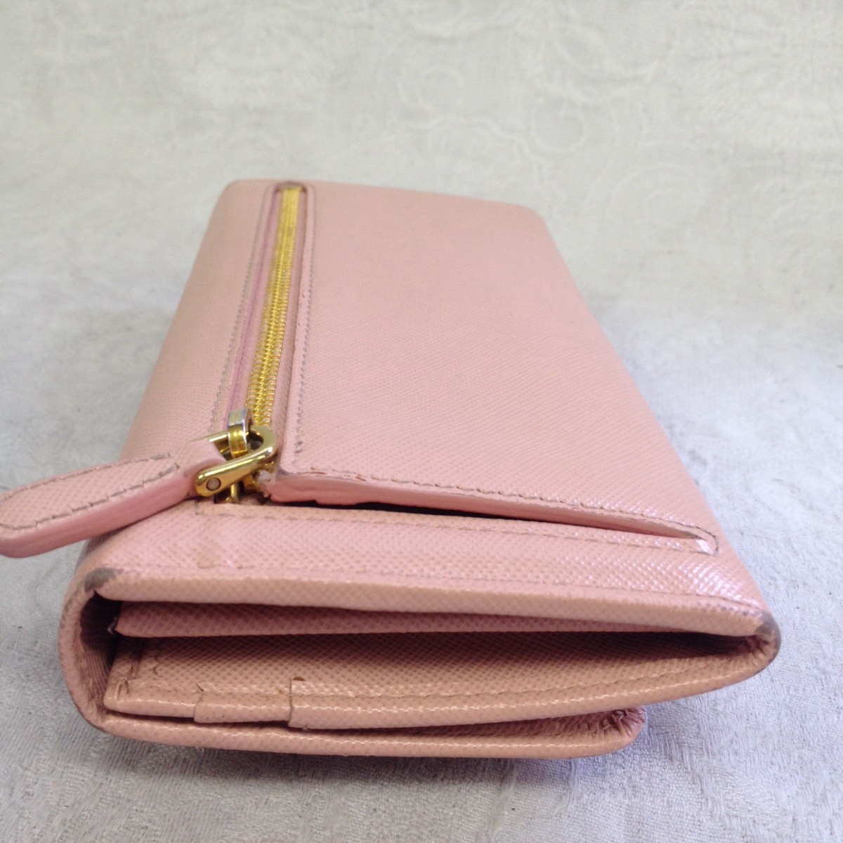 プラダ　ピンク　サフィアーノ　リボン　PRADA　長財布　B5　ソファー、鞄、バッグ、修理、張替、黒ずみ汚れ、クリーニング、色移り、擦り傷、染め直し